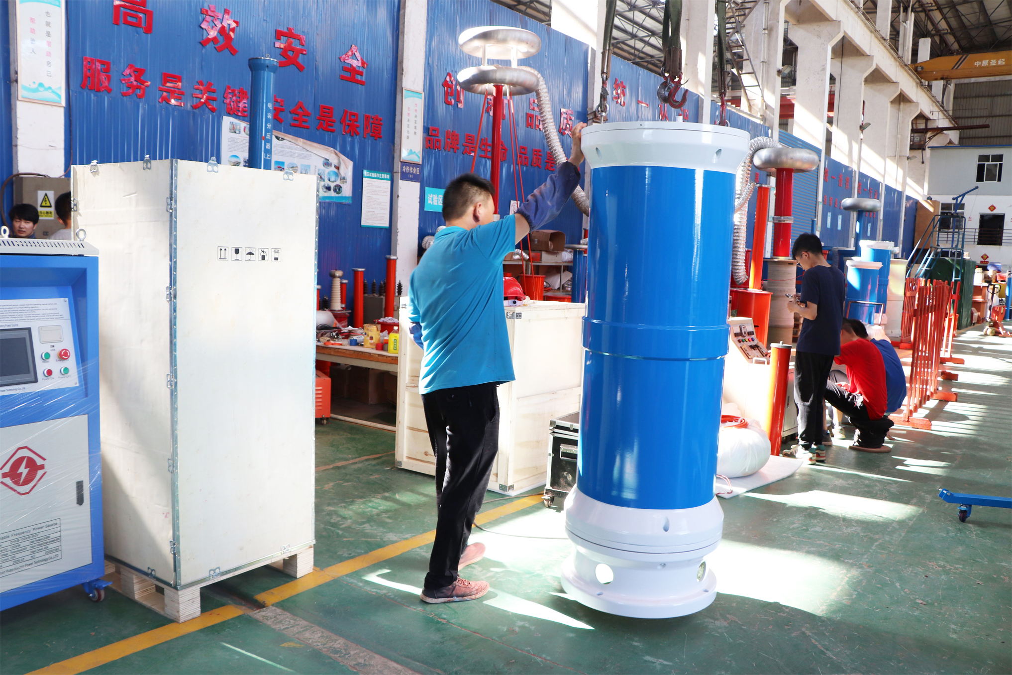 串聯諧振等電測設備順利驗收,準備發往海外.jpg